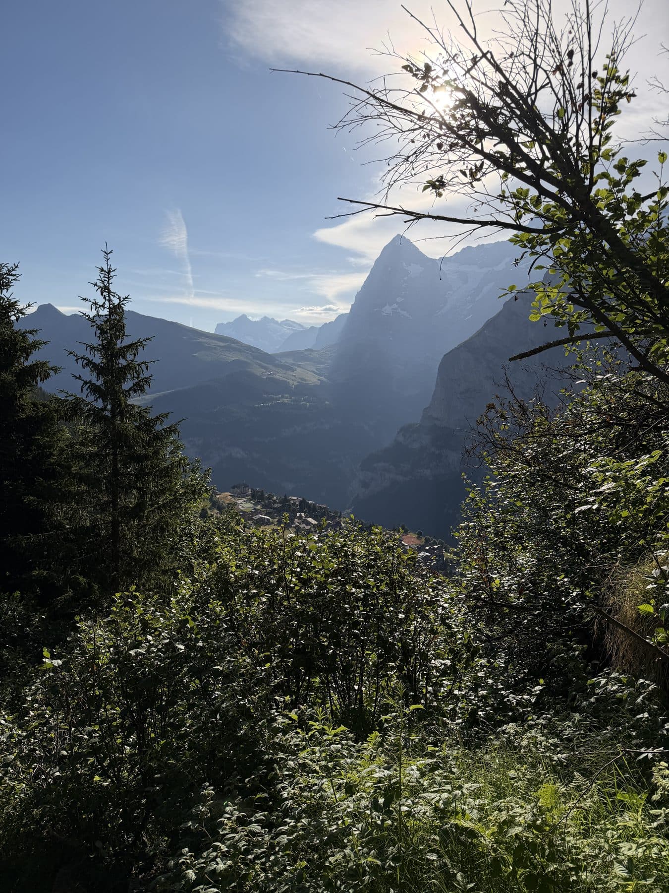 Blick hinunter zum Dorf und in das Bergtal